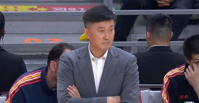 开云体育官网-广东男篮创历史,庆祝海报却引发争议,功勋外援怒了:周琦不配!